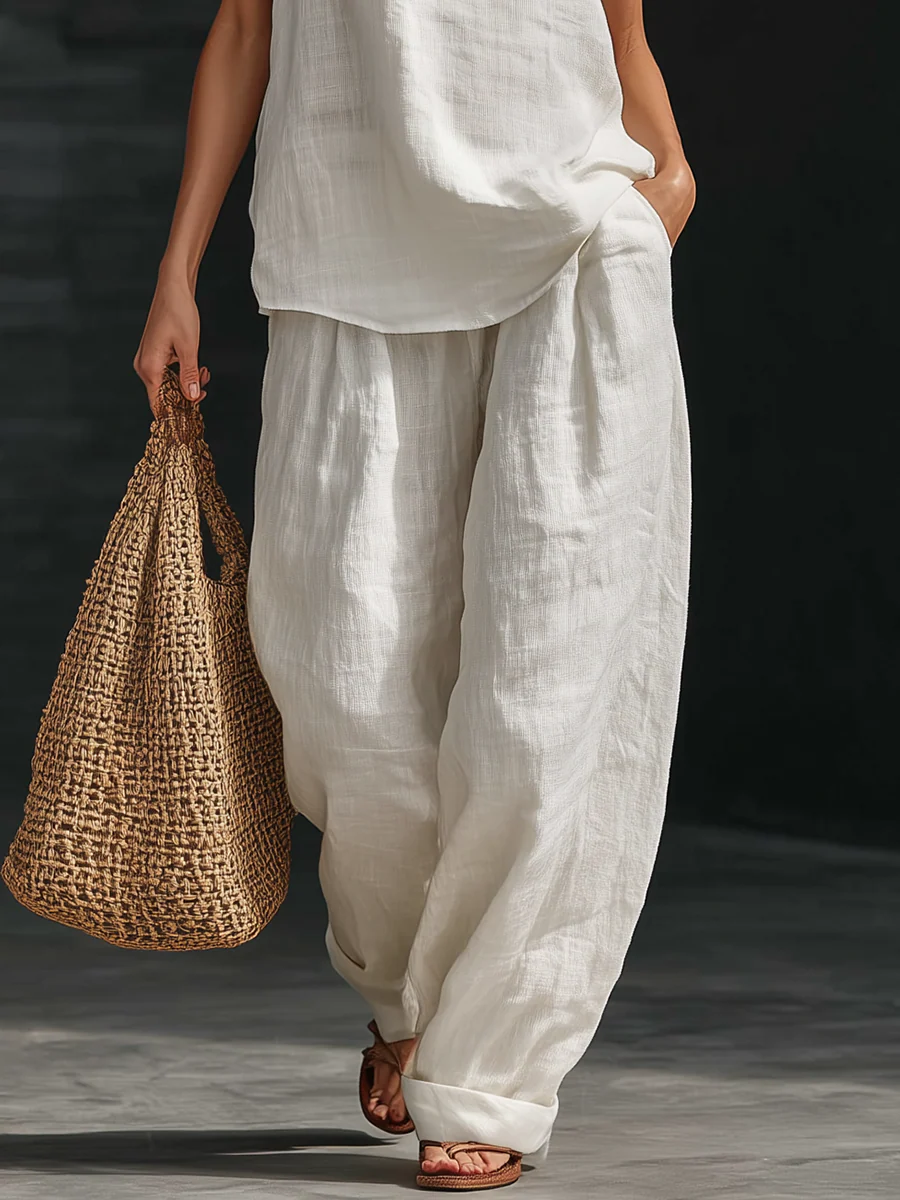Modisches Damen Sommer Outfit: Elegantes weißes Zweiteiler Set mit Top und Hose. Ideal für entspannte Sommertage.