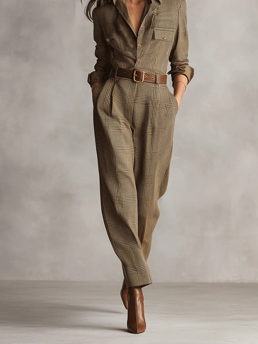 Strukturierter Damen Jumpsuit in Braun, figurbetonte Passform für stilvolle Abend- oder Tagesoutfits.