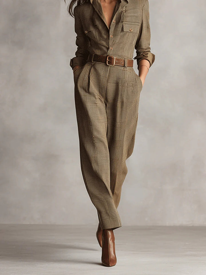 Strukturierter Damen Jumpsuit in Braun, figurbetonte Passform für stilvolle Abend- oder Tagesoutfits.