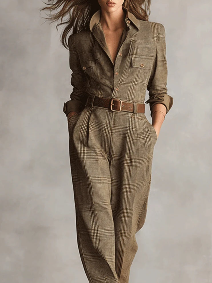 Moderner, figurbetonter Damen Overall in Braun mit strukturierter Optik, ideal für elegante Anlässe.