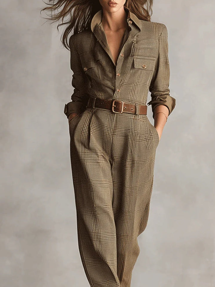 Moderner, figurbetonter Damen Overall in Braun mit strukturierter Optik, ideal für elegante Anlässe.
