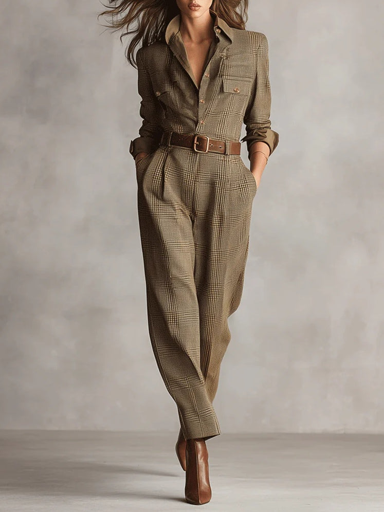 Eleganter brauner Damen Jumpsuit, figurbetont, mit strukturierter Verarbeitung für Abend- & Tageslooks.