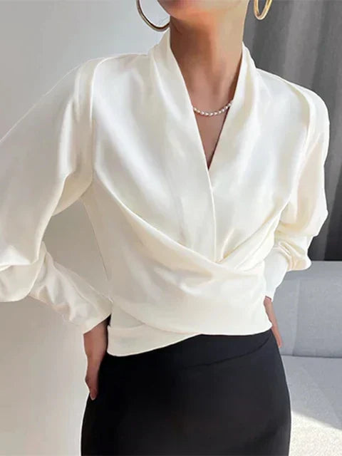 Modische Damenbluse mit V-Ausschnitt und Puffärmeln. Ein elegantes Kleidungsstück für festliche Anlässe.
