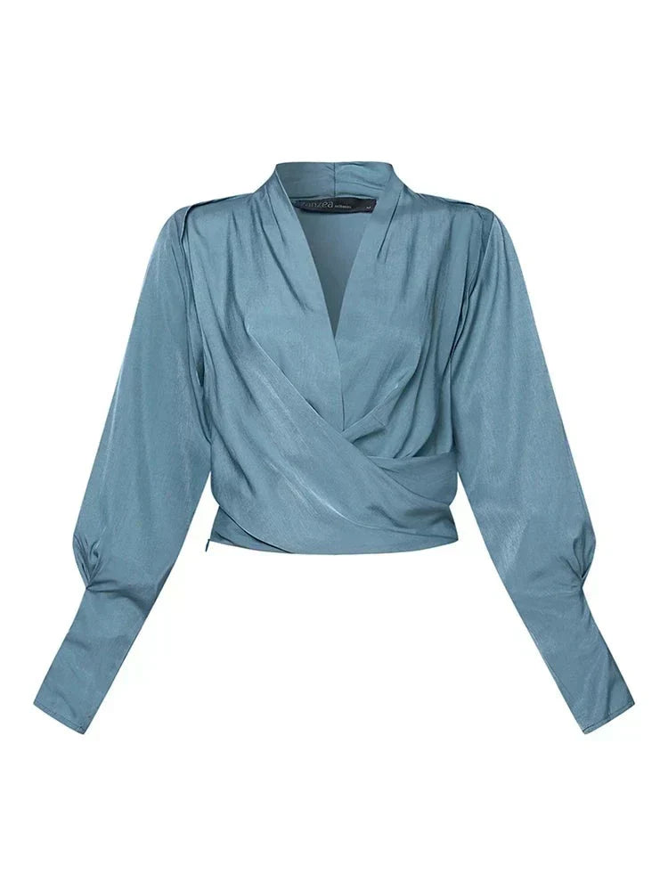 Stilvolle Damenbluse Elena mit V-Ausschnitt und femininen Puffärmeln, perfekt für Frühling und Sommer.