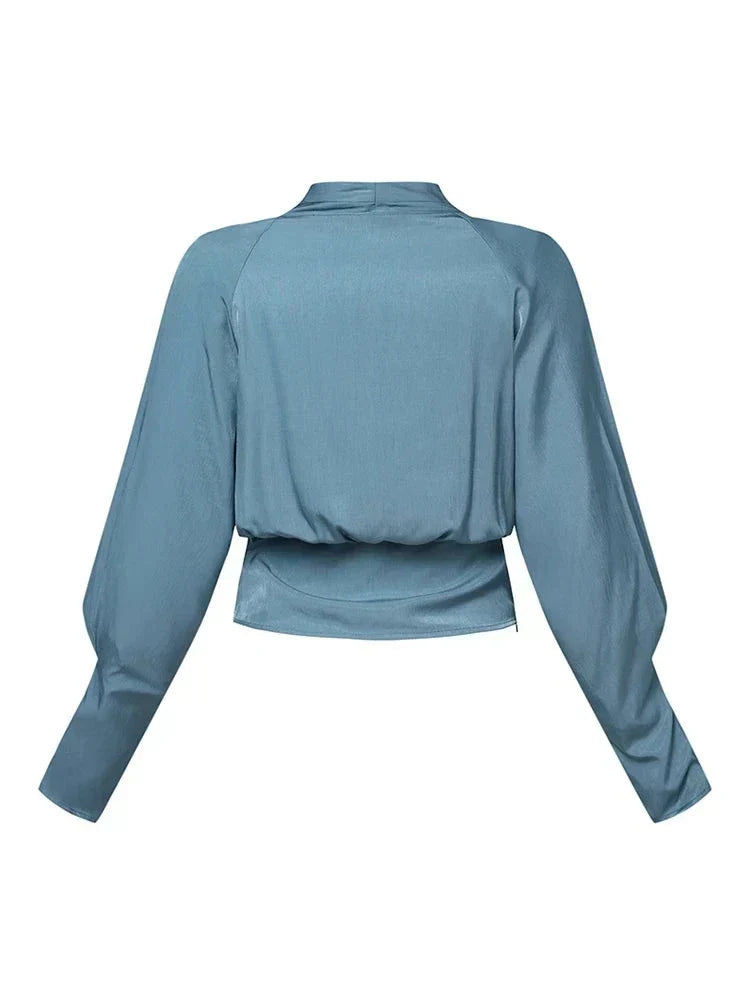 Damenbluse mit V-Ausschnitt und Puffärmeln. Dieses Oberteil ist ein vielseitiger Begleiter für den Alltag.