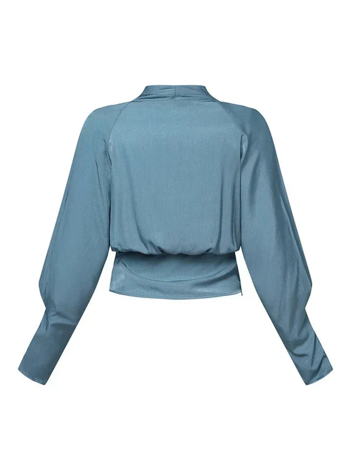 Damenbluse mit V-Ausschnitt und Puffärmeln. Dieses Oberteil ist ein vielseitiger Begleiter für den Alltag.