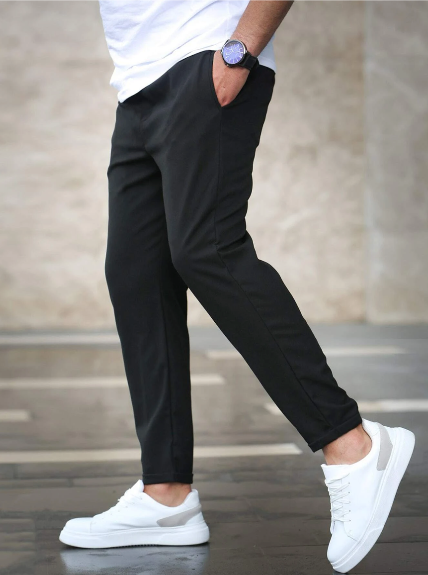 Nahaufnahme der Textur einer bequemen Herren Slim Fit Freizeithose mit Kordelzug & Seitentaschen.