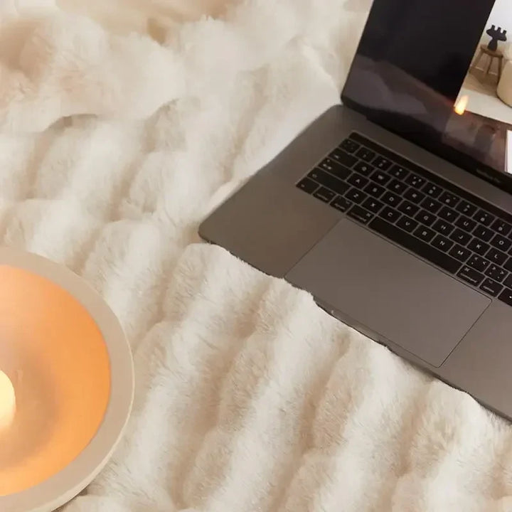 Luxuriös weiche Kuscheldecke "WarmWol" für maximalen Komfort und ganzjährige Gemütlichkeit.