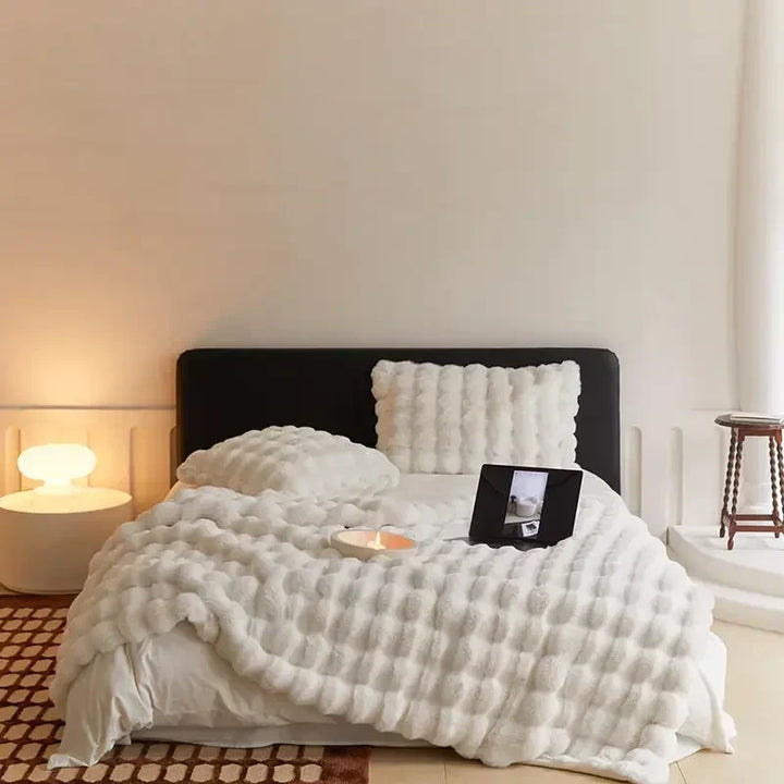 Samtweiche Plüschdecke, warm und gemütlich, ideal für entspannte Abende auf der Couch.
