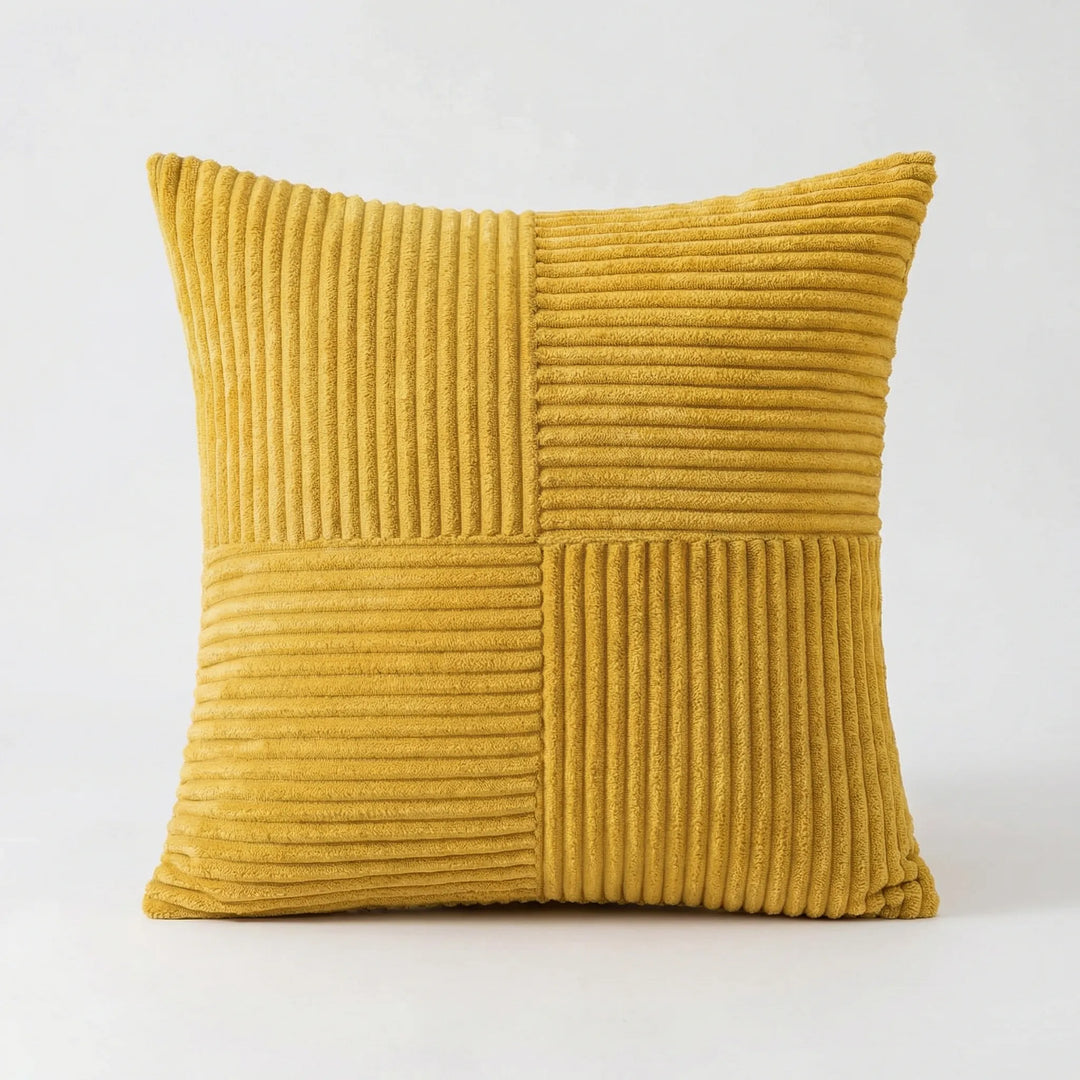 Gemütliche Kissenhülle mit Rippenmuster. Das weiche Dekokissen ist ideal für Sofa oder Sessel im Wohnzimmer.