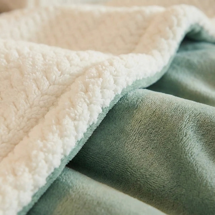 Blaue Kuscheldecke, warm und gemütlich. Doppelseitig weich, für Schlafzimmer & Wohnzimmer geeignet.