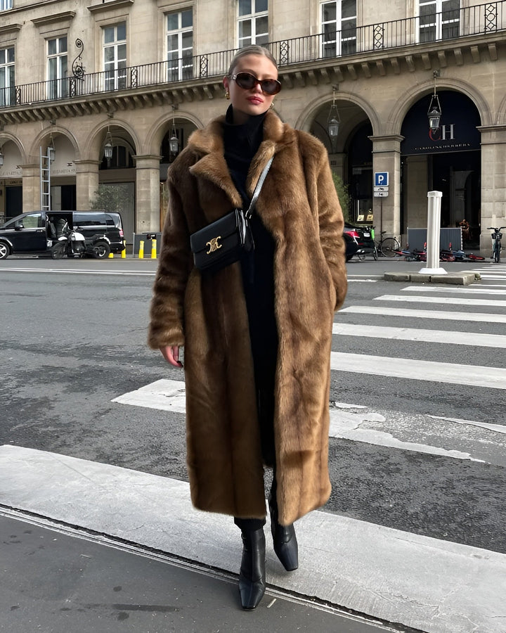 Stilvoller Damen Wintermantel, lang und elegant. Perfekt für die kalte Jahreszeit und Wintermode.