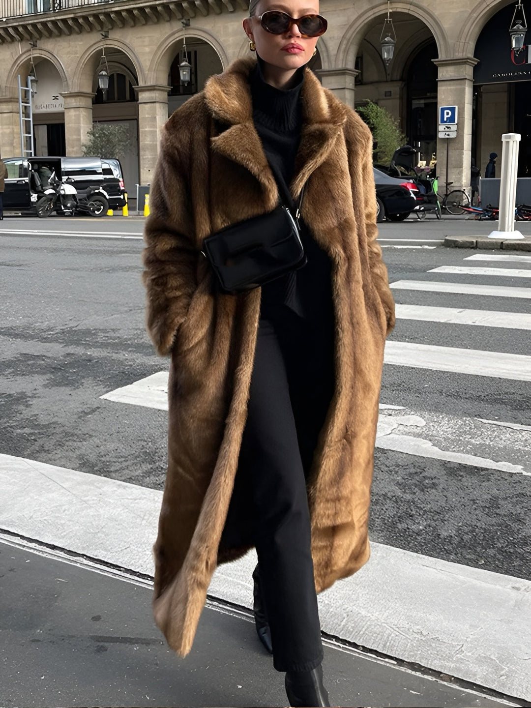 Langer Damenmantel, warm und glamourös. Ein eleganter Begleiter für Herbst- und Wintermode.