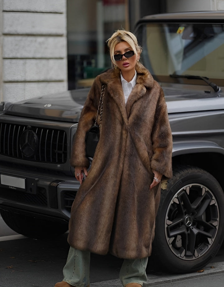 Hochwertiger Damen Wintermantel, lang und schick. Bietet optimalen Kälteschutz in der Wintermode.