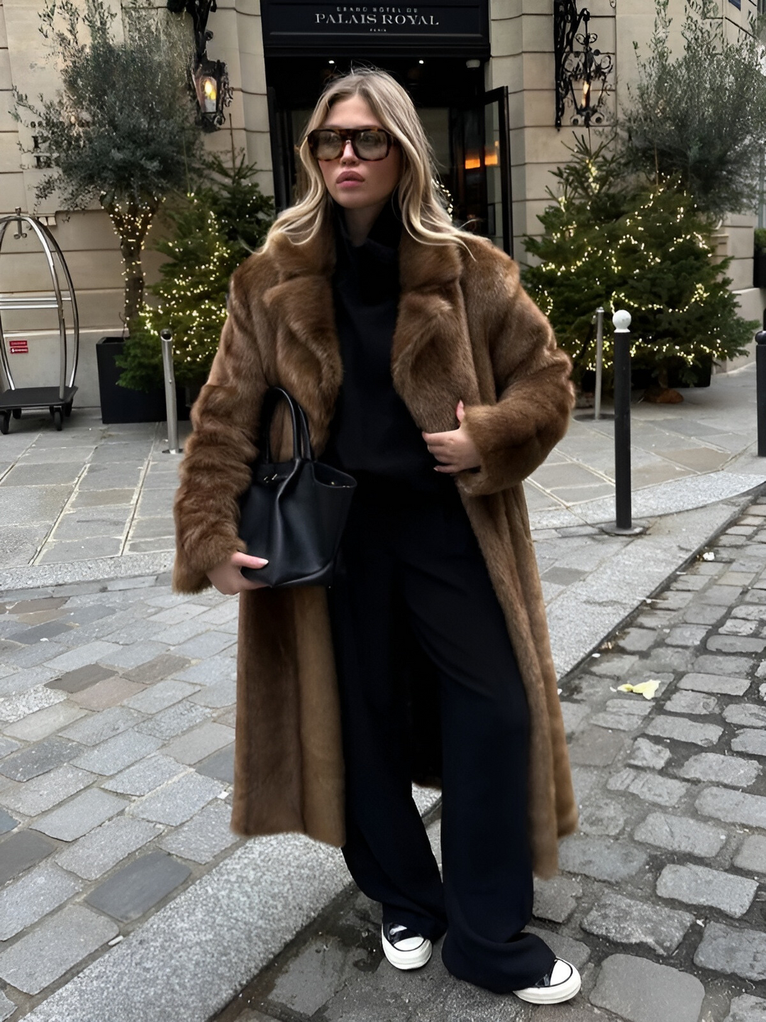 Moderner langer Damenmantel. Eleganz trifft Funktionalität für eine stilvolle Wintermode.