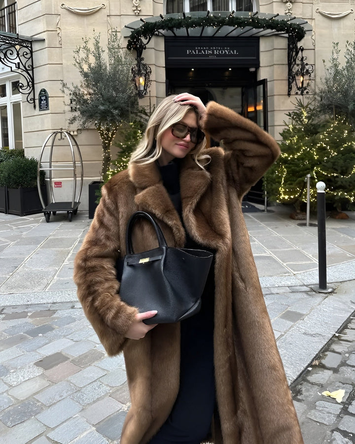 Vielseitiger, eleganter Damen Wintermantel. Langer Mantel für Modebewusste und Kälteschutz im Winter.
