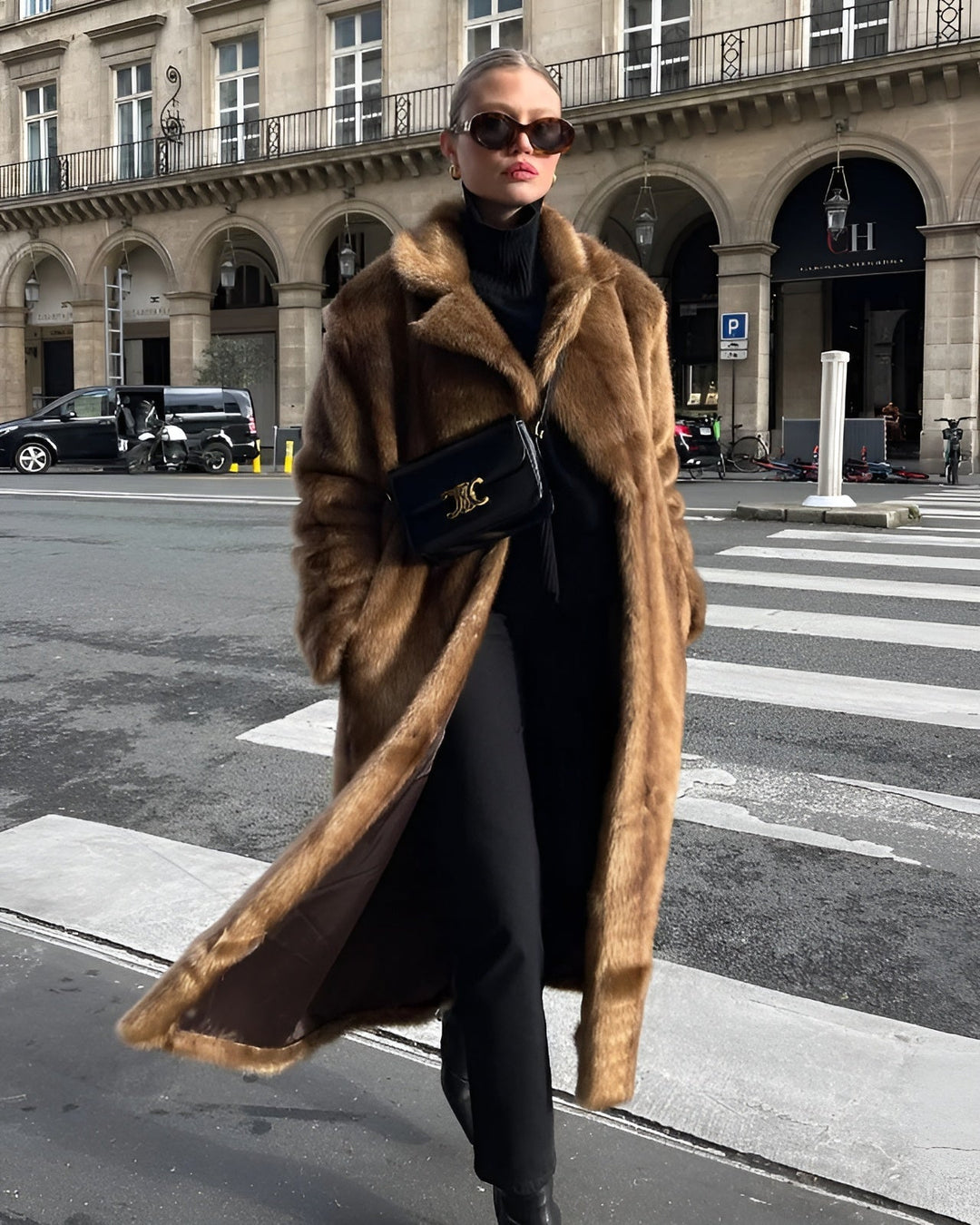Damen Eleganter Langer Wintermantel für stilvolle Wintermode. Hält warm und schützt vor Kälte.