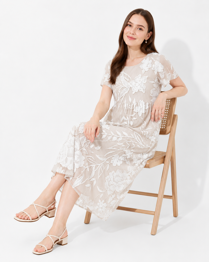 Elegantes weißes Damen Rundhals-Midikleid mit Kurzarm. Zeitloses A-Linien-Freizeitkleid für Sommer und Alltag.