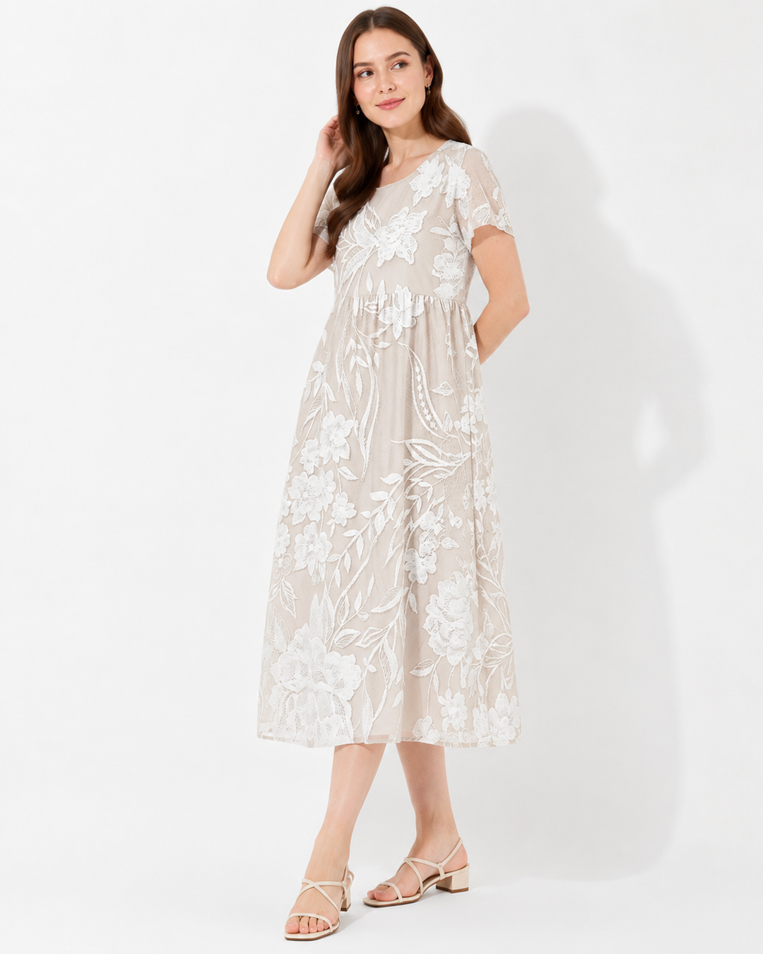 Weißes A-Linie Midikleid für Damen. Kurzärmeliges Rundhals-Sommerkleid, ideal als stilvolles Alltagskleid.