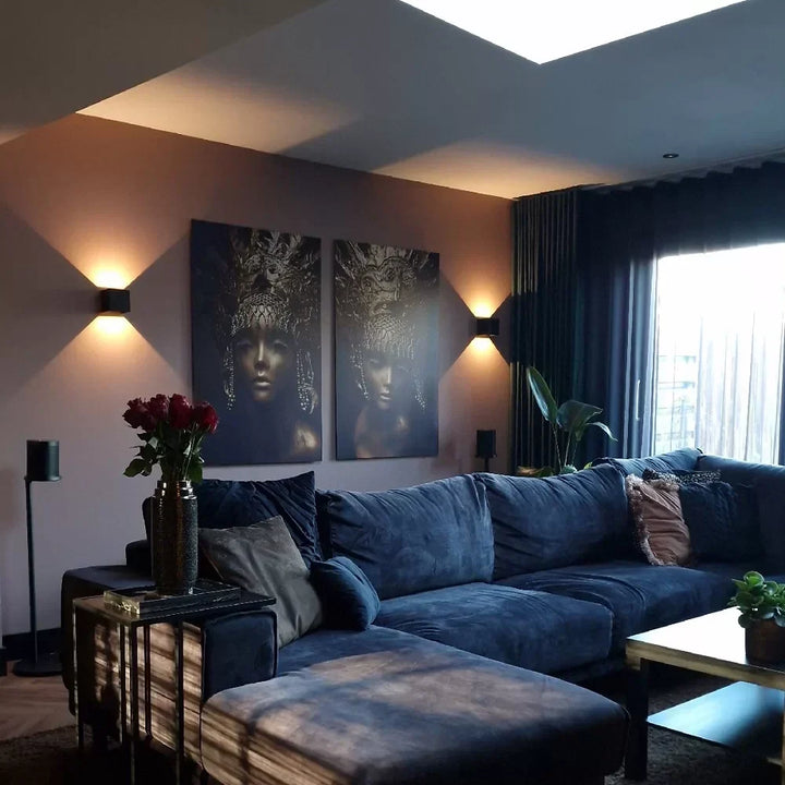 Schlanke, moderne LED Wandleuchte für indirekte, dekorative Beleuchtung. Schafft warmes Ambiente.