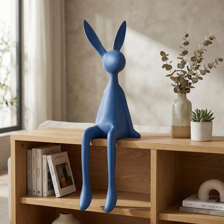 Minimalistische sitzende Hasen Dekofigur. Modernes Kaninchen-Wohnaccessoire für Regal, Tisch & Osterdeko.