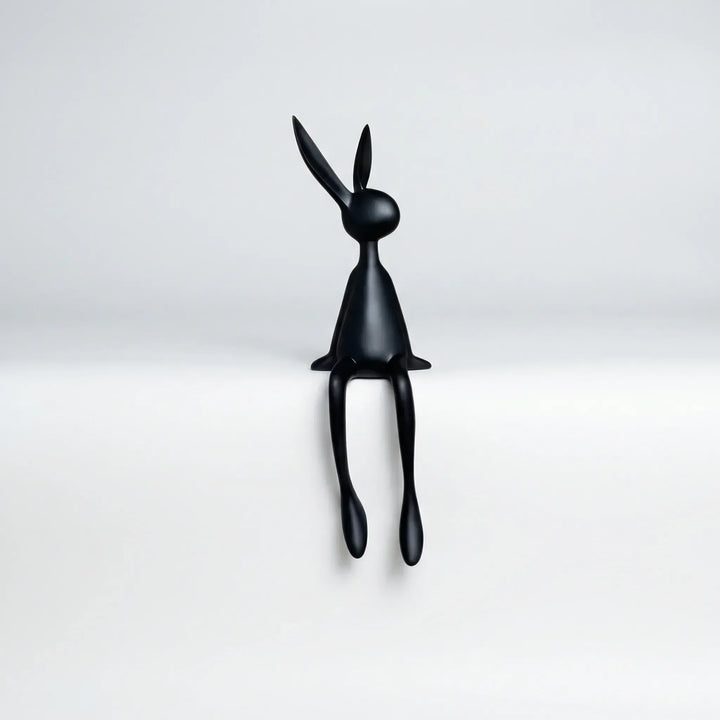 Anmutige sitzende Kaninchen Dekofigur. Modernes, minimalistisches Wohnaccessoire und Tierfigur für jeden Raum.