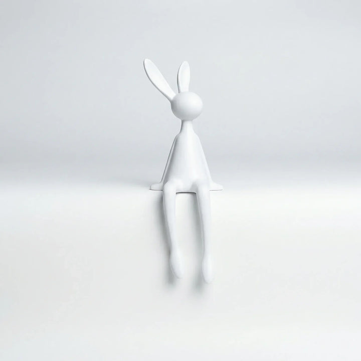 Zeitlose sitzende Hasenfigur. Moderne, minimalistische Tierfigur für Ihr Zuhause, Regal oder als Osterdeko.