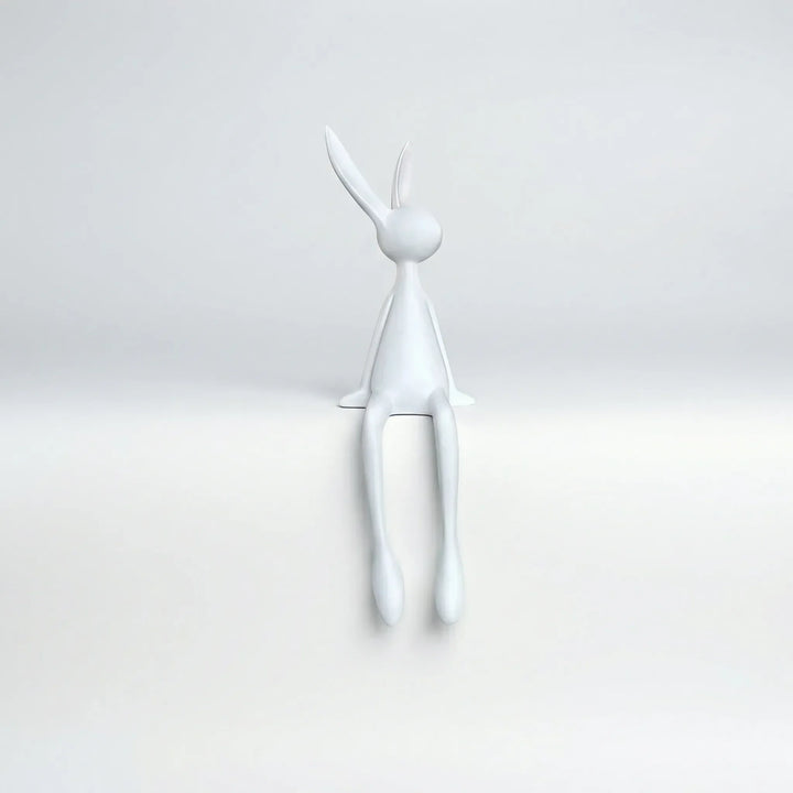 Elegante sitzende Kaninchen Dekofigur, modern & minimalistisch. Perfektes Wohnaccessoire für Regal oder Tisch.