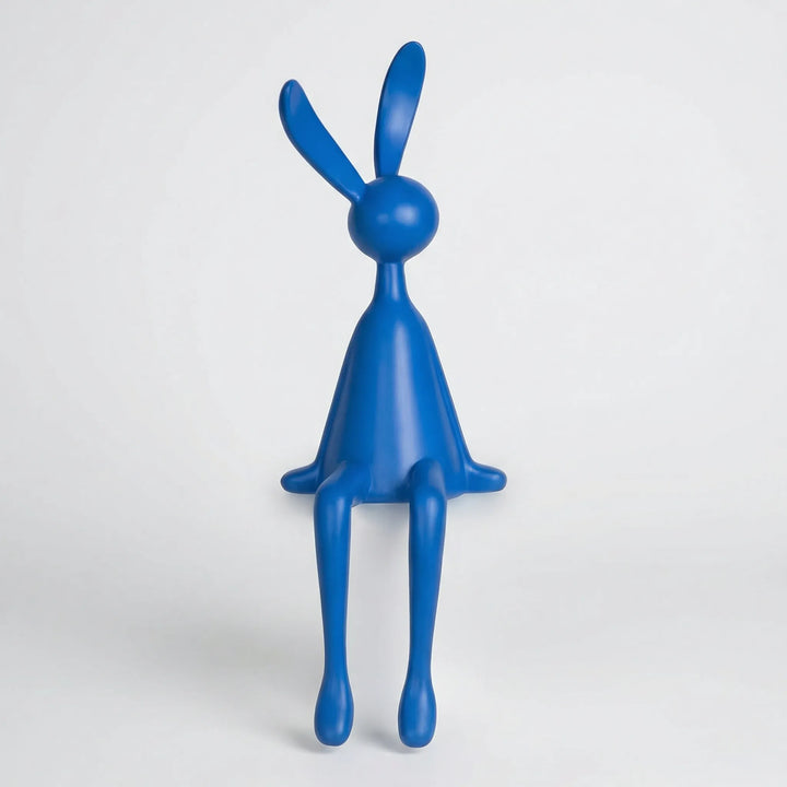 Moderne Hasen Dekofigur in sitzender Pose. Minimalistisches Wohnaccessoire, Tierfigur für stilvolle Akzente.