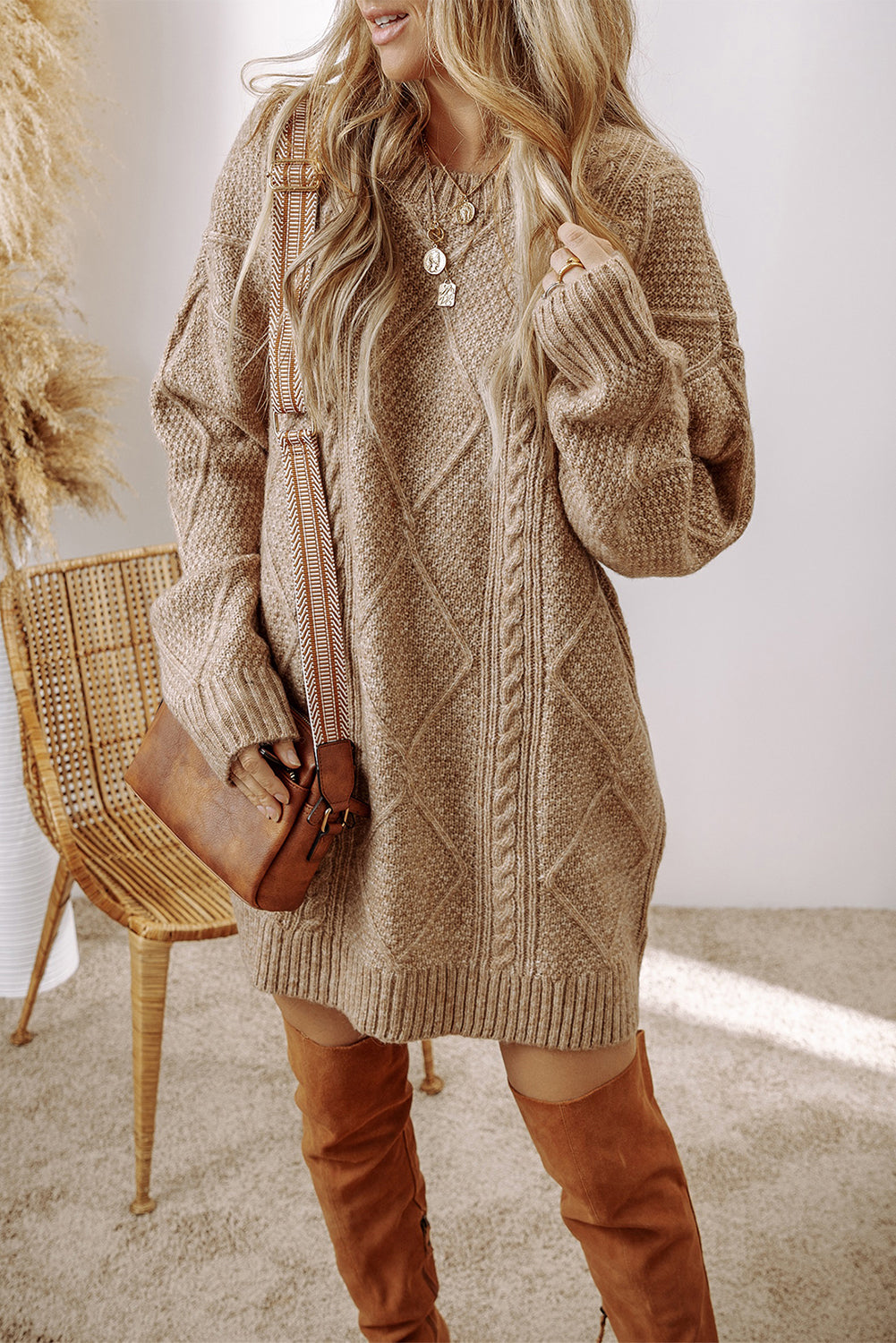 Modernes Winterkleid für Damen. Elegantes Zopfmuster-Strickkleid mit langen Ärmeln, kuschelig und warm.
