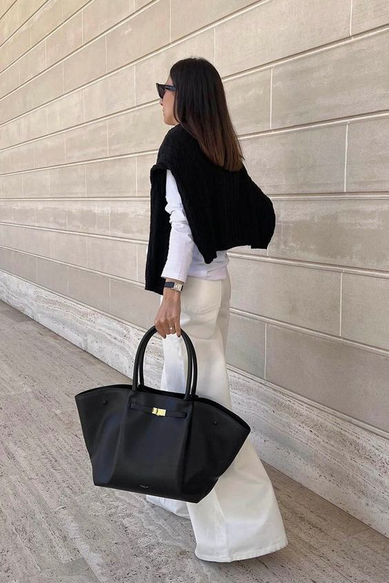 Taupefarbene Business-Damen Schultertasche. Eleganter großer Shopper, vielseitig für Alltag & Meetings.