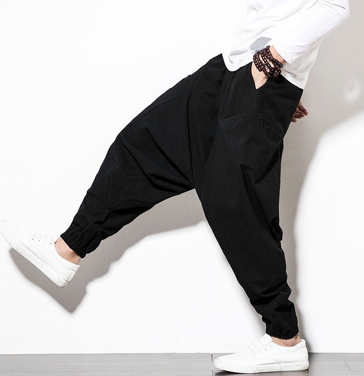 Schwarze Herren Haremshose, urbaner Stil, bequem und lässig, perfekt für Freizeitmode.