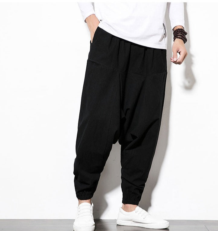Sportliche Baggy Haremshose für Herren, schwarz, locker und bequem, ideal für jedes Training.