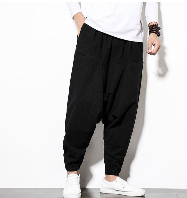Sportliche Baggy Haremshose für Herren, schwarz, locker und bequem, ideal für jedes Training.