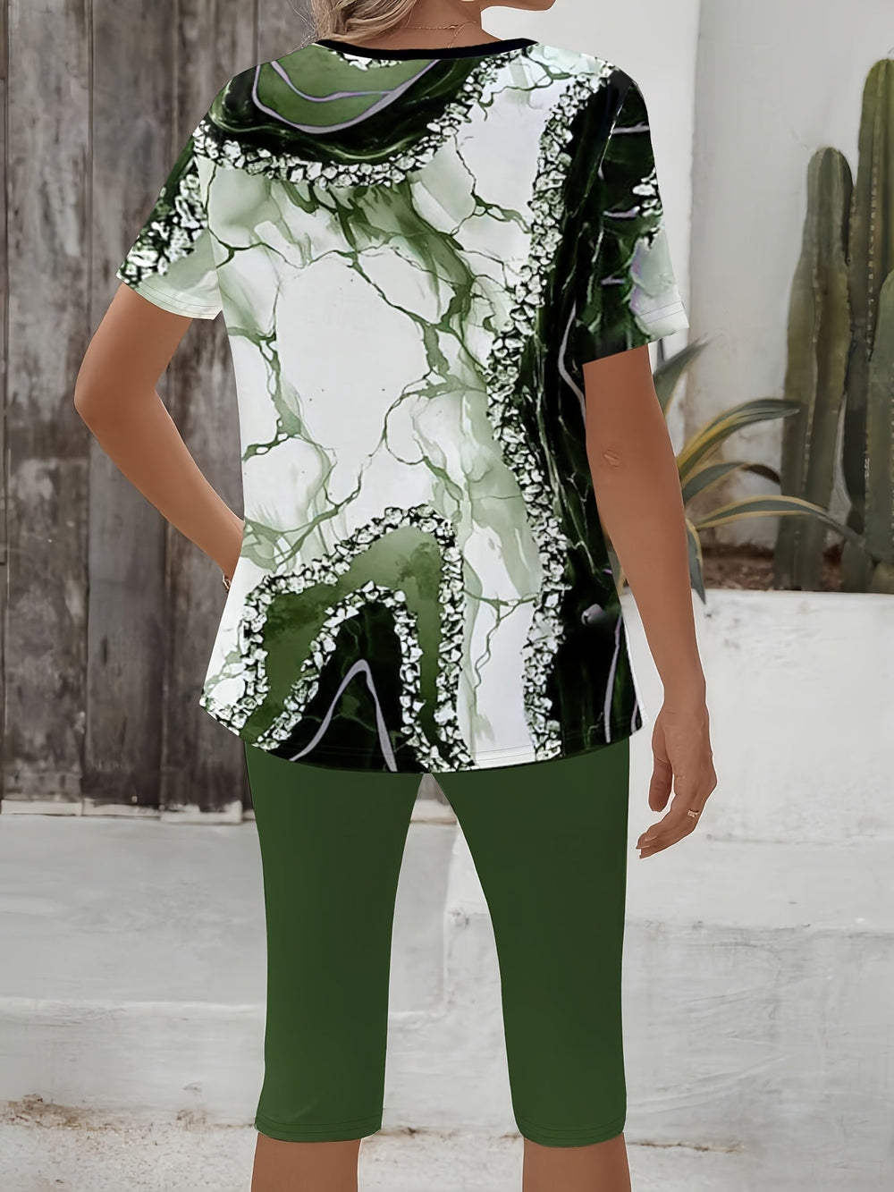 Nahaufnahme des bedruckten T-Shirts aus dem Damen Sommer Set, ideal für ein casual Freizeit-Outfit.