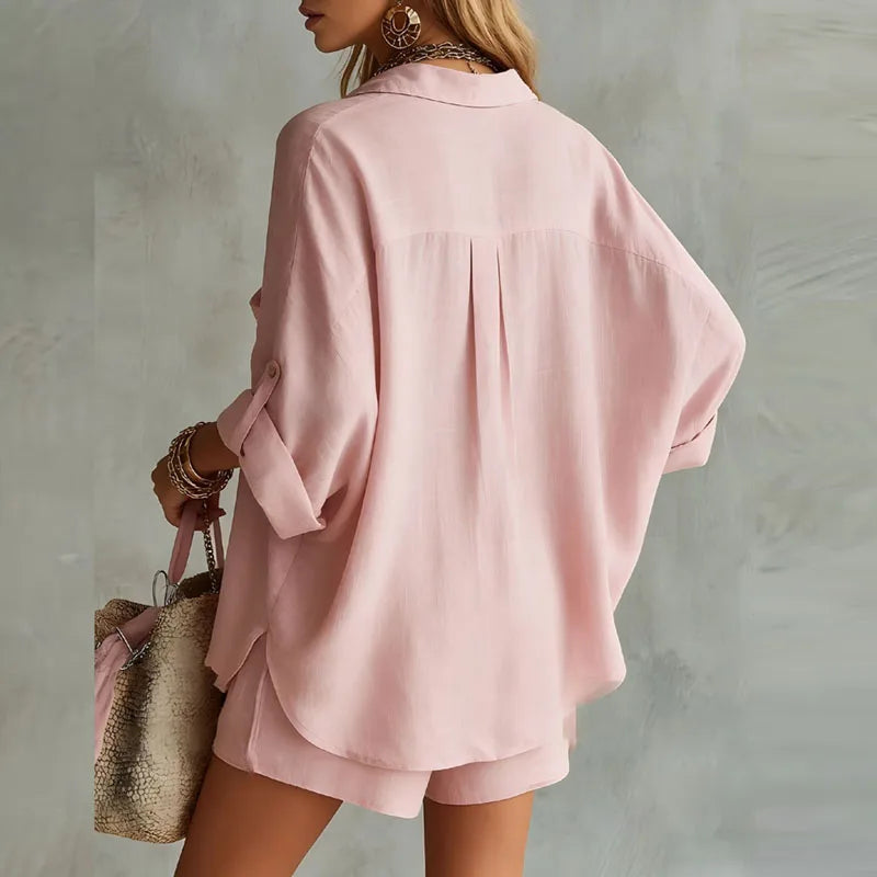 Bequemes Oversized Blusenset mit Shorts in Khaki; idealer lässiger Sommer-Zweiteiler für Urlaub und Strand.