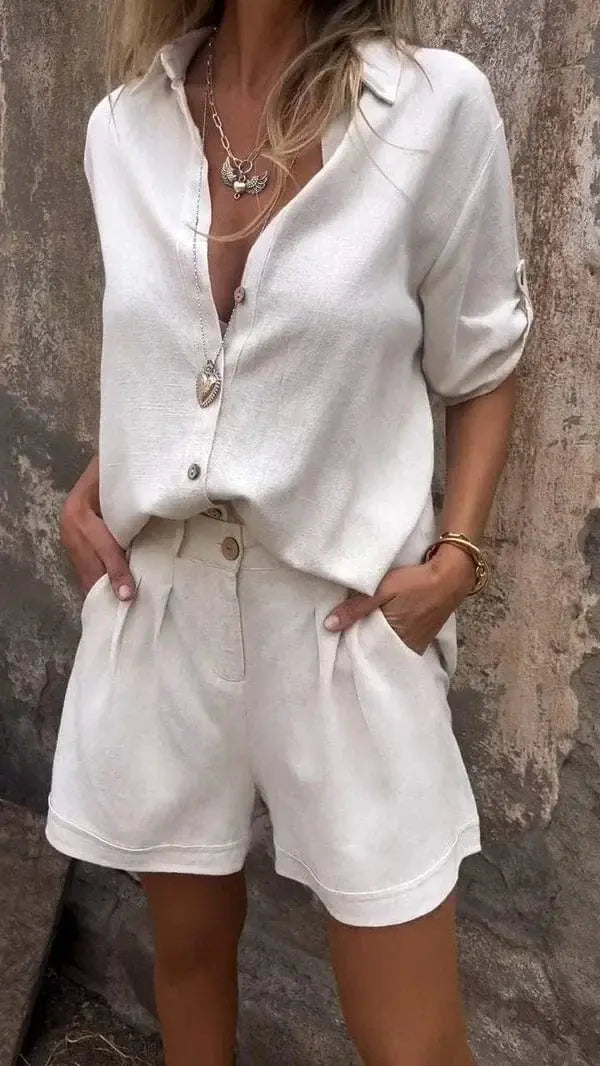 Elegantes Damen Hemd aus leichtem Stoff, Teil eines modernen Zweiteiler Sets mit passenden Shorts.