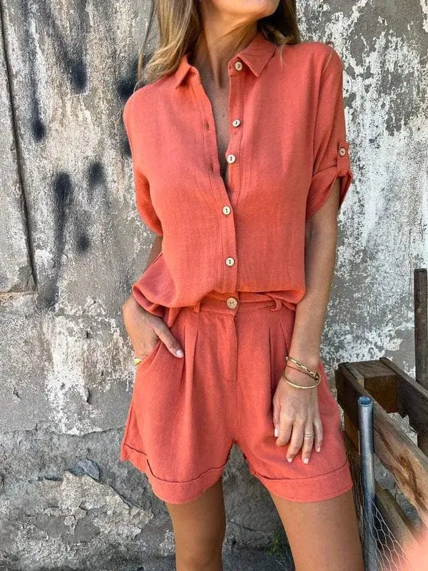 Casual Sommer Outfit: Damen Zweiteiler Set mit luftigem Hemd und komfortablen Shorts für den Alltag.