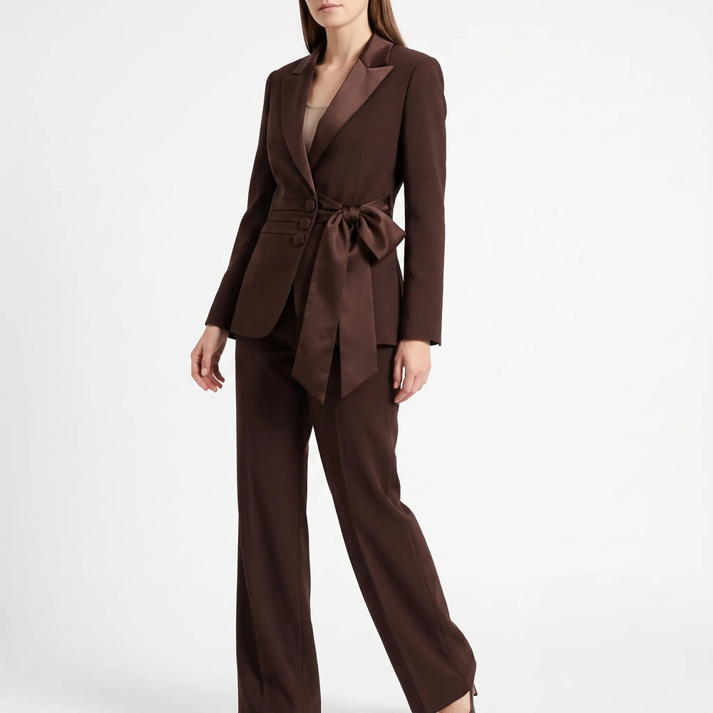 Stilvoller Business Hosenanzug für Damen, ideal fürs Büro. Moderner Zweiteiler, hochwertige Frauenmode.