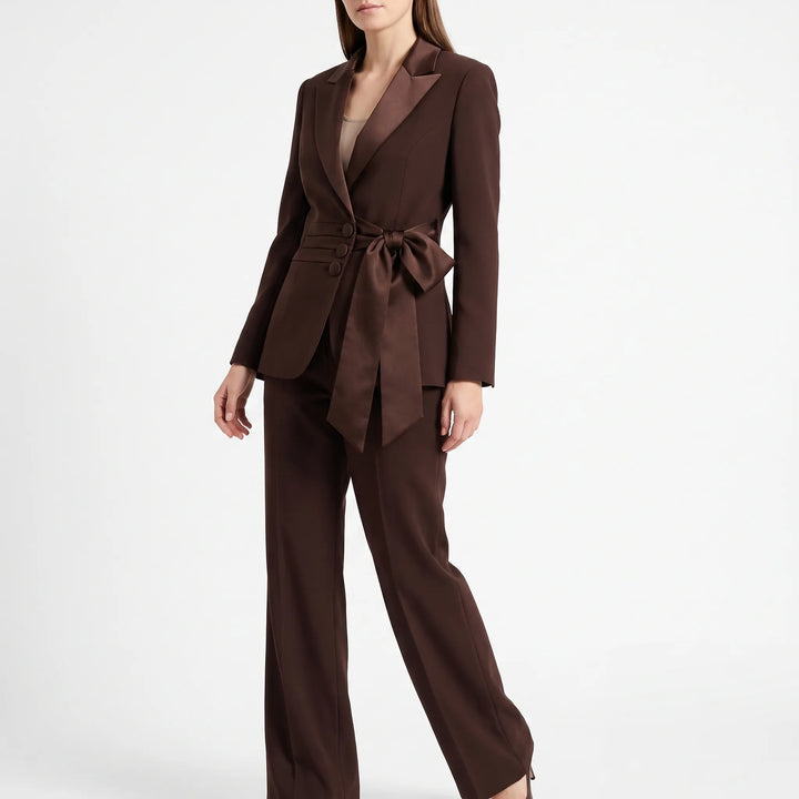 Stilvoller Business Hosenanzug für Damen, ideal fürs Büro. Moderner Zweiteiler, hochwertige Frauenmode.
