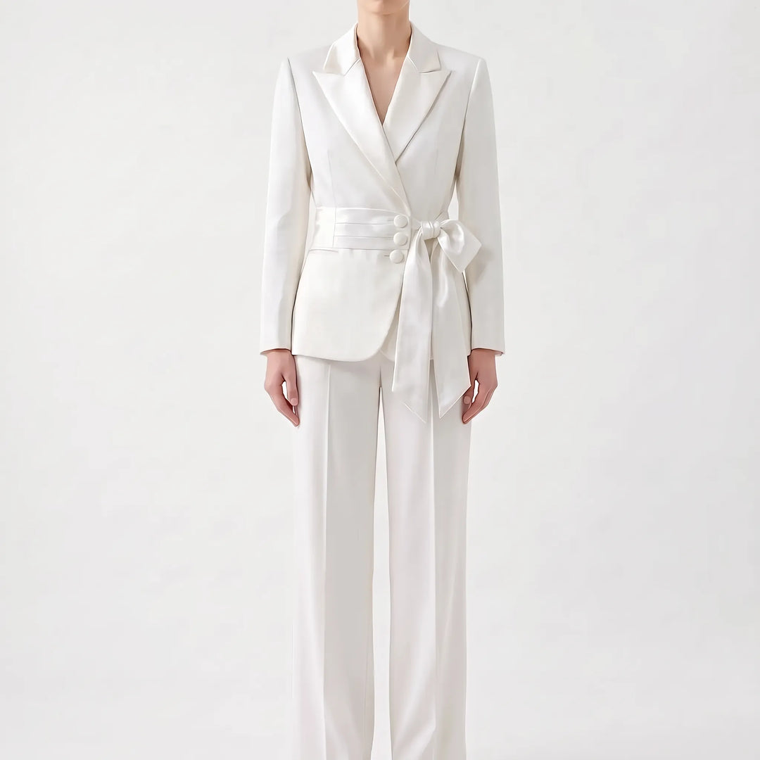 Modischer Zweiteiler Damen Hosenanzug, klassisch & elegant. Perfekt für ein stilvolles Büro Outfit oder Event.