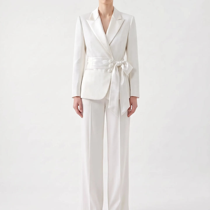 Modischer Zweiteiler Damen Hosenanzug, klassisch & elegant. Perfekt für ein stilvolles Büro Outfit oder Event.