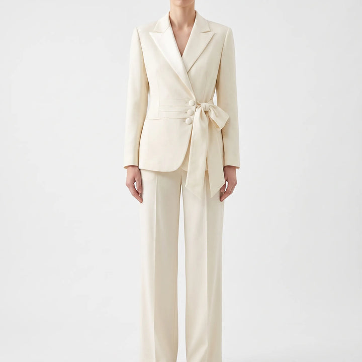 Chicer Damenanzug, bequemer Hosenanzug für Frauen. Elegante Businesskleidung, die Vielseitigkeit bietet.