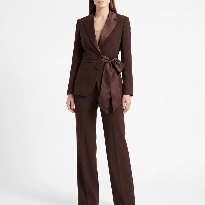 Detailansicht: Eleganter Damen Hosenanzug aus feinem Stoff. Klassische Businesskleidung für moderne Frauen.