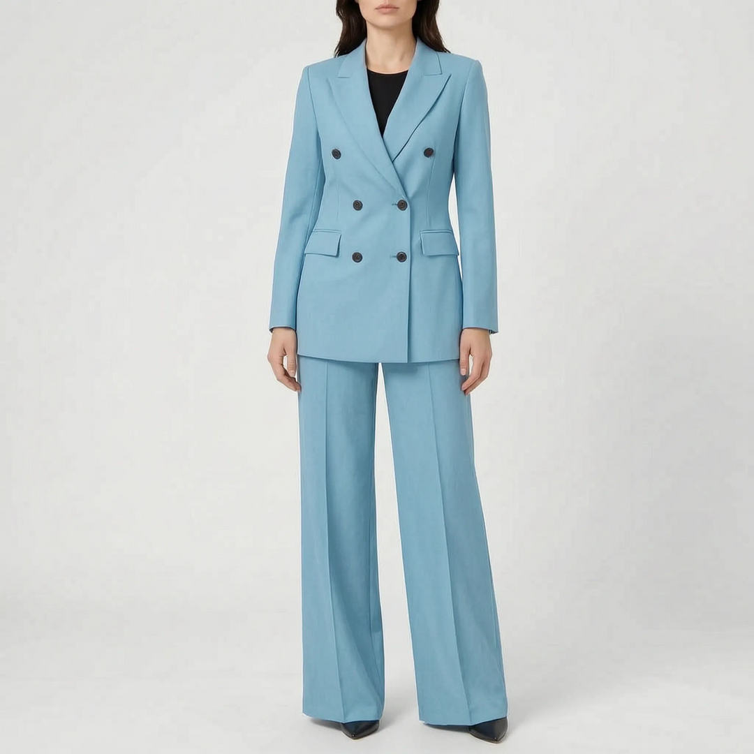 Moderne Frau trägt eleganten Damen Business Anzug Zweiteiler im Büro, ideal für einen formellen Auftritt.
