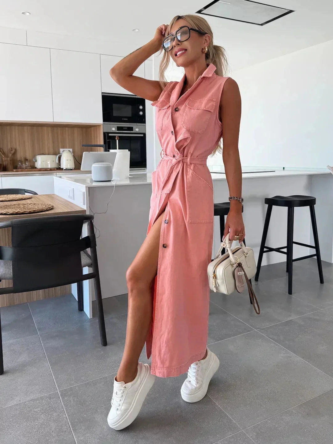 Casual Urlaubskleid für Damen, Midi, ärmellos, mit Kragen, Gürtel und Beinschlitz, ideal für warme Tage.
