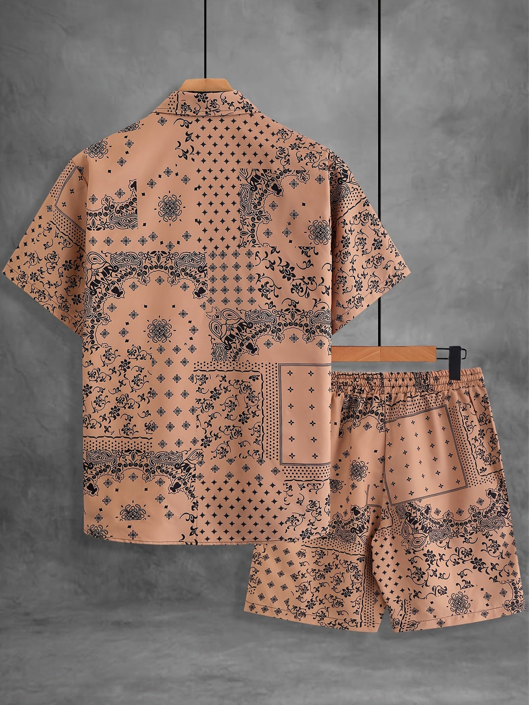 Detailansicht des Bandana Musters auf dem Herren Kurzarm Hemd des Sommer Freizeit Sets.
