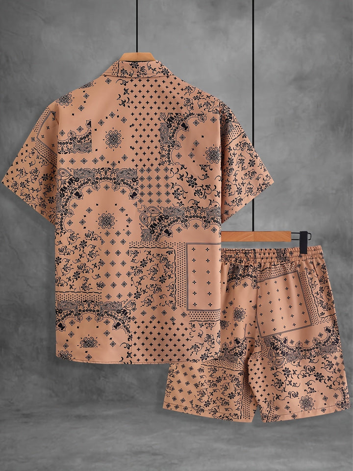 Detailansicht des Bandana Musters auf dem Herren Kurzarm Hemd des Sommer Freizeit Sets.