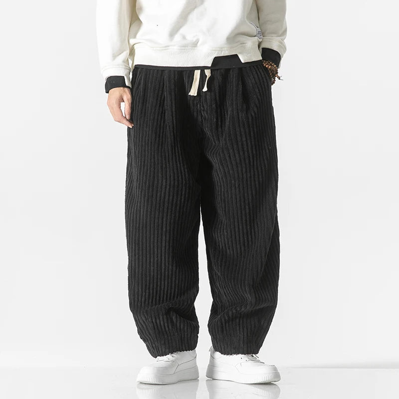 Stilvolle, lockere Herren-Freizeithose in Marineblau mit Cordstruktur für maximalen Komfort.