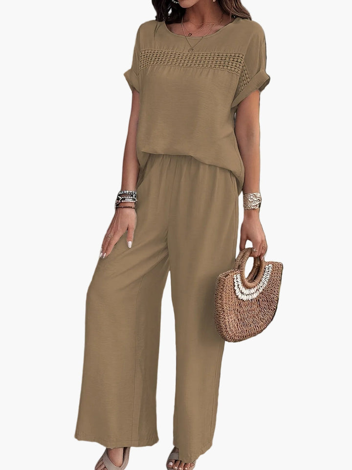 Leichter Damen Sommer Jumpsuit. Perfekte Strandmode & bequemes Urlaubsoutfit mit Häkel-Detail & weiten Beinen.